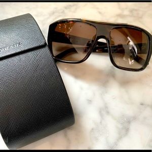 Prada tortoise frame sunglasses 🕶